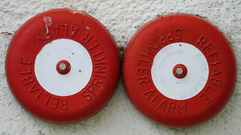 Bezpieczeństwo budynków: nowoczesne rozwiązania w oddymianiu i zabezpieczeniach przeciwpożarowych