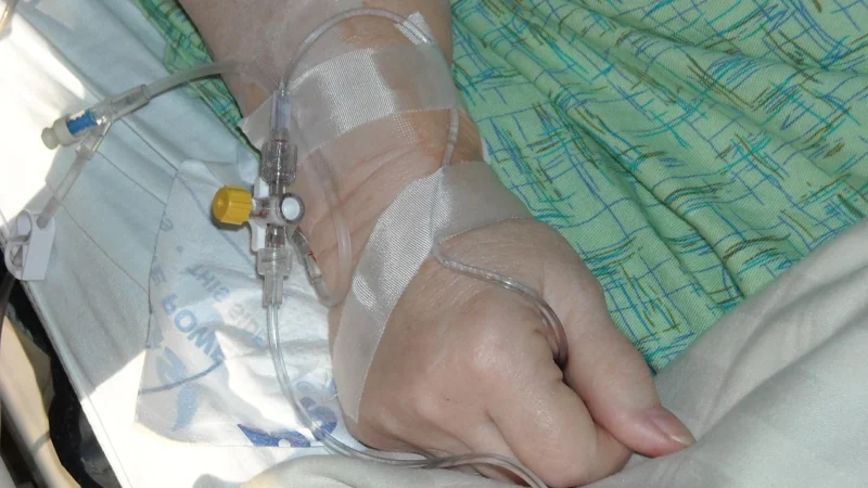 Kroplówka do domu w Warszawie: 24h detoks po alkoholu z glutationem