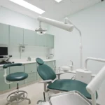 Nowoczesny gabinet stomatologiczny w Legnicy: fotel, lampy i stanowisko do leczenia oraz ekstrakcji